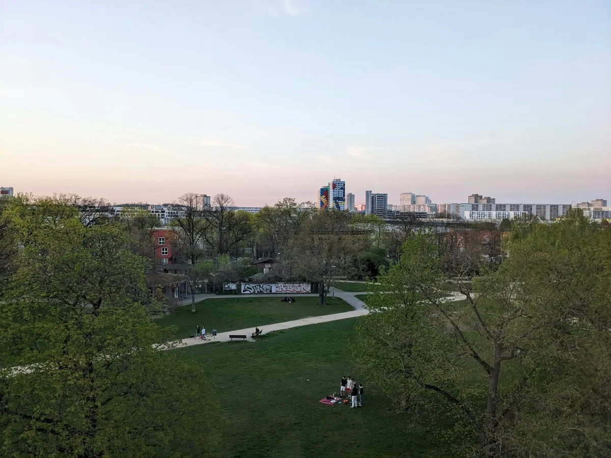 Skyline von Berlin in der Abenddämmerung