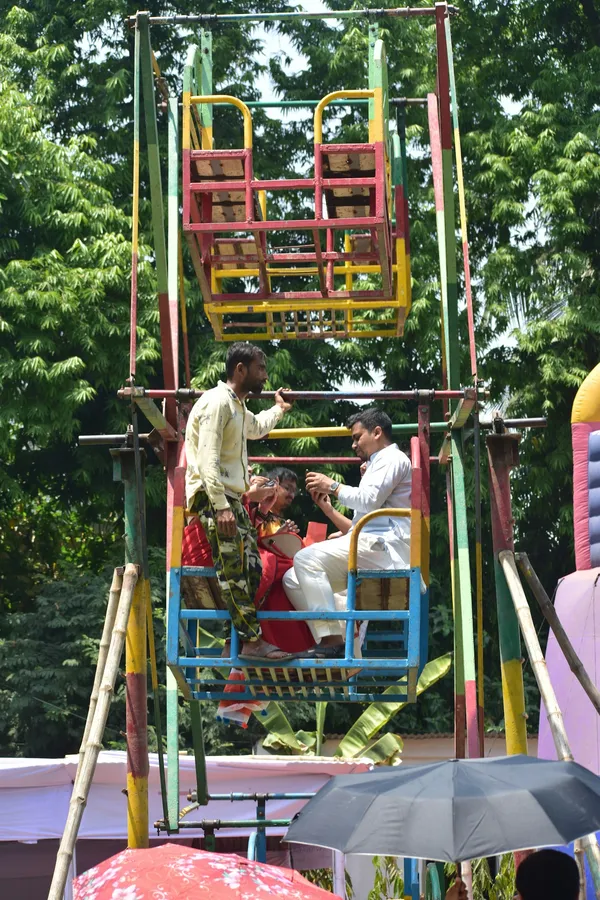 Eltern und Kinder spielen gemeinsam auf einem Spielplatz