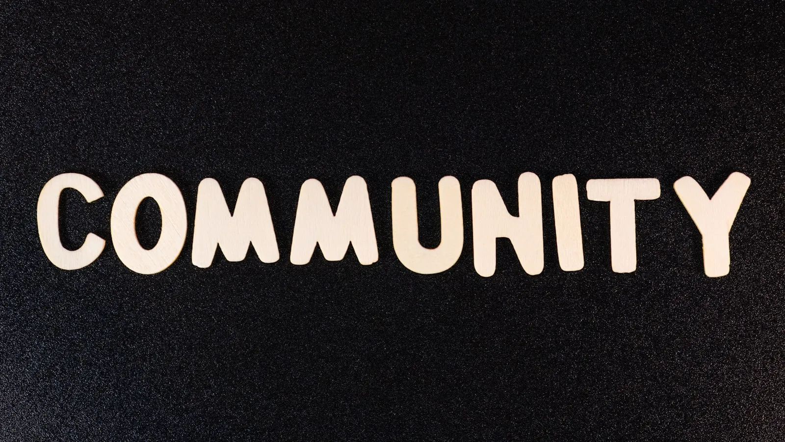 Community-Gruppe arbeitet gemeinsam an einem Projekt