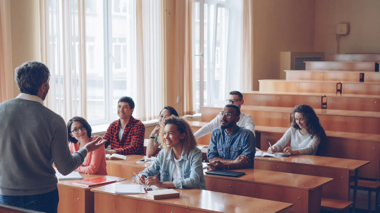 Vielfältige Gruppe von Studierenden in einem Sprachkurs