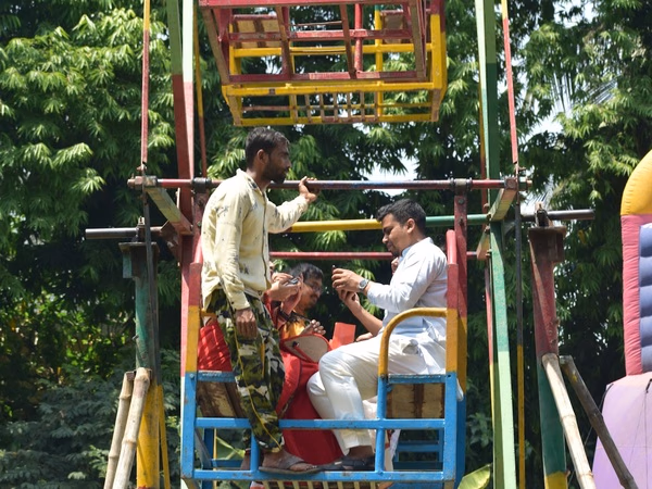 Eltern und Kinder spielen gemeinsam auf einem Spielplatz