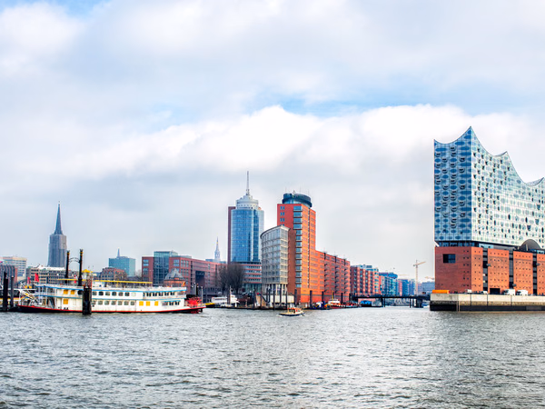 Hamburger Hafen mit Elbphilharmonie, Booten und Stadtkulisse