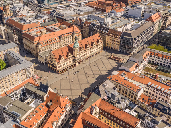 Luftaufnahme des Leipziger Marktplatzes mit Altem Rathaus und umliegender Altstadt