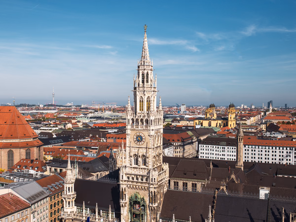 Münchner Stadtzentrum mit dem Neuen Rathaus und Blick über die Dächer
