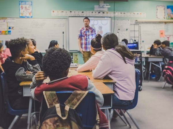 Schülerinnen und Schüler beim gemeinsamen Lernen