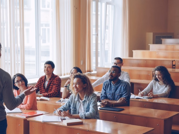 Vielfältige Gruppe von Studierenden in einem Sprachkurs