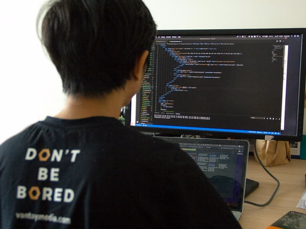 Entwicklerteam beim Coding-Hackathon mit Laptops