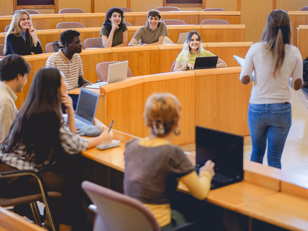 Studierende in einem Hörsaal während einer Vorlesung